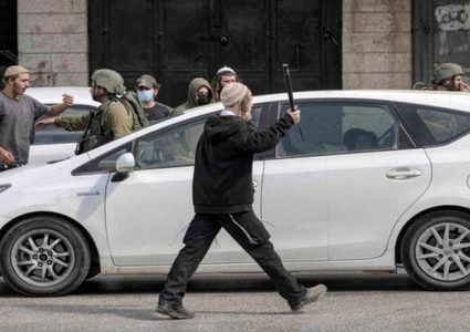 مستوطنون يهاجمون مركبات المواطنين في بلعين غرب رام الله