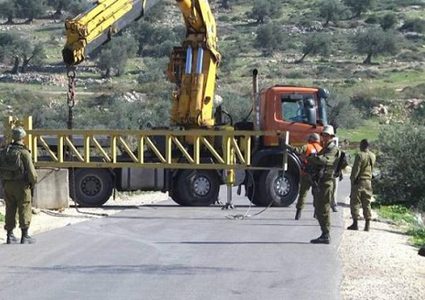 الاحتلال يغلق البوابة المؤدية إلى قرية خربثا بني حارث غرب رام الله