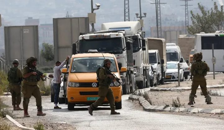 الاحتلال يغلق مداخل قرى وبلدات شمال وغرب رام الله ويشدد إجراءاته العسكرية