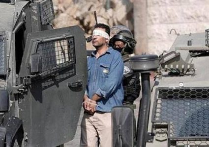 الاحتلال يعتقل مواطنا من بلدة بيت أمر ويداهم منازل في مسافر يطا