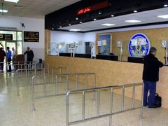 معبر الكرامة تحت المجهر: تراخيص استثنائية واحتكار برعاية رسمية (الجزء الأول)