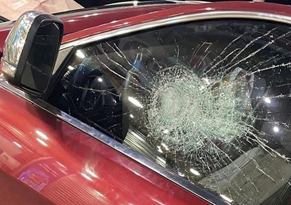 الاحتلال يحطم زجاج مركبات في دير دبوان شرق رام الله