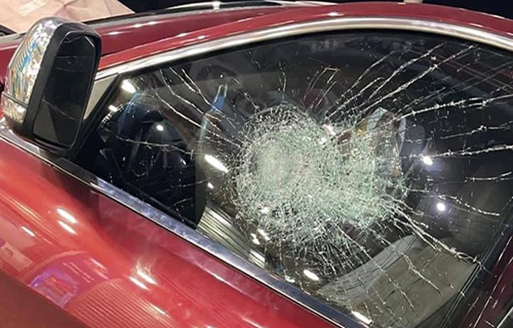 الاحتلال يحطم زجاج مركبات في دير دبوان شرق رام الله