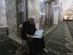 قيود وغرامات باهظة.. "بن غفير" يدفع بقانون جديد يستهدف الأذان في المساجد