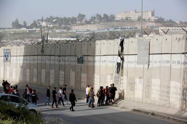 وفاة عامل جراء سقوطه عن جدار الفصل العنصري في "الرام"