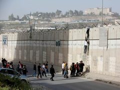 وفاة عامل جراء سقوطه عن جدار الفصل العنصري في "الرام"