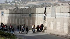 وفاة عامل جراء سقوطه عن جدار الفصل العنصري في "الرام"