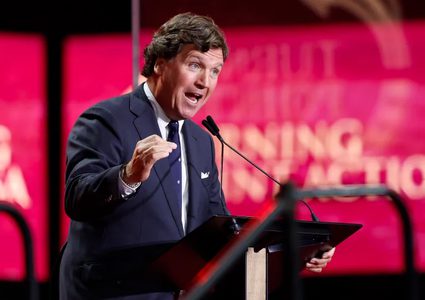 تصريحات تاكر كارلسون عن "التطرف الإسلامي" تثير انقسامات حادة داخل حركة ماغا