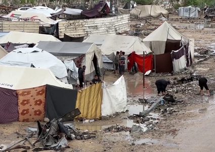 غارات وقصف مدفعي في غزة والطقس العاصف يفاقم أوضاع خيام النازحين