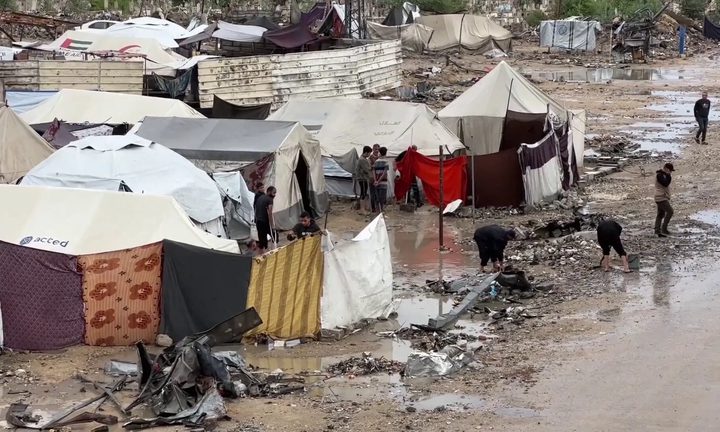 غارات وقصف مدفعي في غزة والطقس العاصف يفاقم أوضاع خيام النازحين