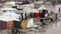 غارات وقصف مدفعي في غزة والطقس العاصف يفاقم أوضاع خيام النازحين