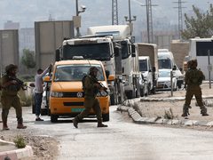 الاحتلال يغلق بوابة عطارة وينصب حاجزا قرب النبي صالح شمال رام الله