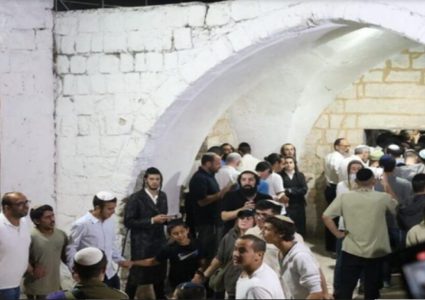 لأول مرة منذ 25 عاما.. كاتس يسمح باقتحام قبر يوسف في نابلس نهارا