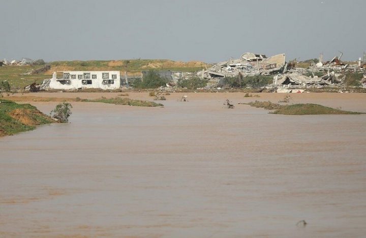 قوات الاحتلال تفتح مجرى وادي غزة وتغرق خيام النازحين
