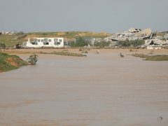 قوات الاحتلال تفتح مجرى وادي غزة وتغرق خيام النازحين