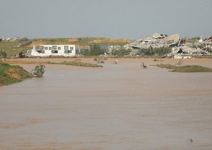 قوات الاحتلال تفتح مجرى وادي غزة وتغرق خيام النازحين