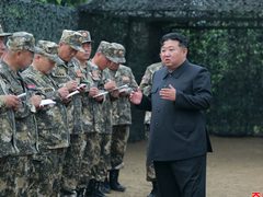 كيم جونغ أون يحضر اختبارا صاروخيا إستراتيجيا ويدعو لتعزيز القوة النووية