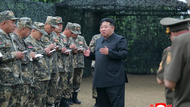 كيم جونغ أون يحضر اختبارا صاروخيا إستراتيجيا ويدعو لتعزيز القوة النووية