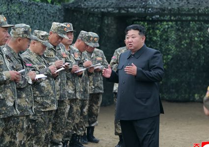 كيم جونغ أون يحضر اختبارا صاروخيا إستراتيجيا ويدعو لتعزيز القوة النووية