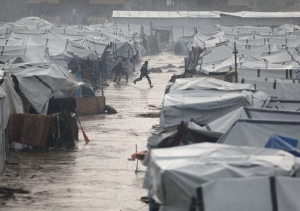 الأونروا: انهيار 17 مبنى وتضرر 42 ألف خيمة في غزة منتصف الشهر الجاري