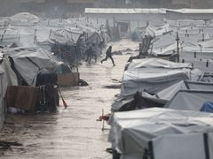 الأونروا: انهيار 17 مبنى وتضرر 42 ألف خيمة في غزة منتصف الشهر الجاري