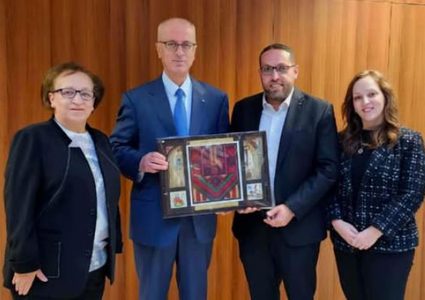 عائلة الشهيد قدري أبوبكر تكرّم د. رامي الحمدلله تقديرًا لدوره الوطني والإنساني