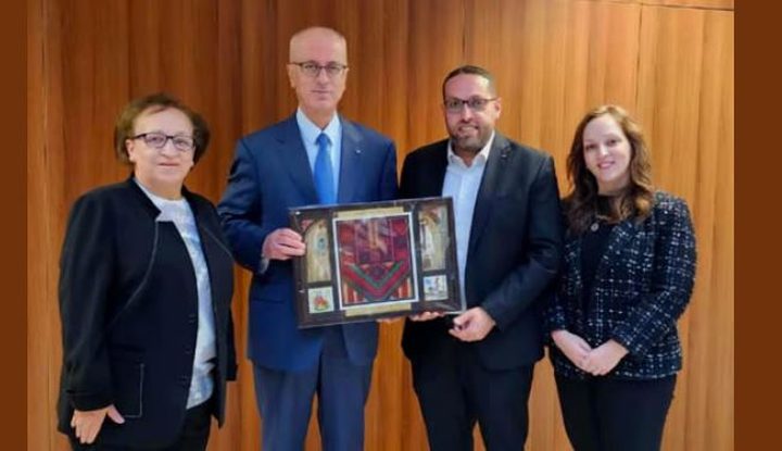 عائلة الشهيد قدري أبوبكر تكرّم د. رامي الحمدلله تقديرًا لدوره الوطني والإنساني