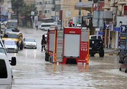 الدفاع المدني يتعامل مع 115 حادثًا خلال المنخفضات الأخيرة ويدعو للحذر