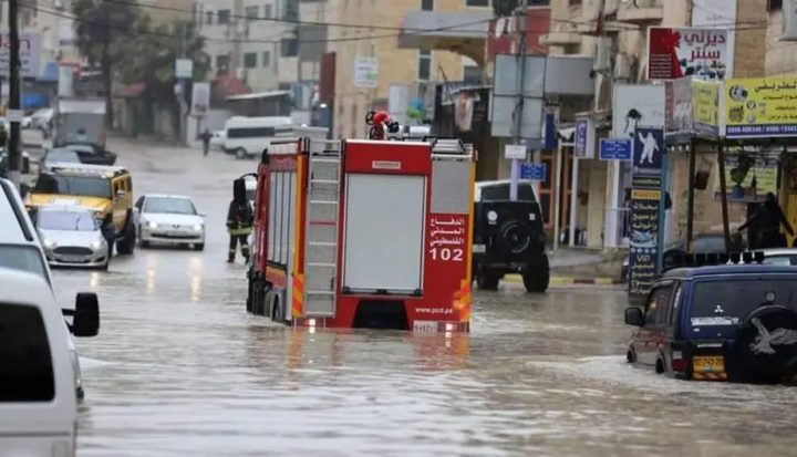 الدفاع المدني يتعامل مع 115 حادثًا خلال المنخفضات الأخيرة ويدعو للحذر