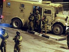 شهيد و3 إصابات خطيرة بإطلاق الاحتلال النار على مركبة جنوب نابلس