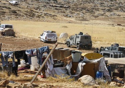 مستوطنون يهاجمون تجمعًا بدويًا في مخماس شمال القدس