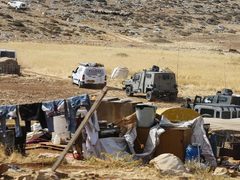 مستوطنون يهاجمون تجمعًا بدويًا في مخماس شمال القدس