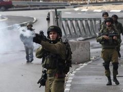 الاحتلال يصيب مواطنا بالرصاص قرب جدار الفصل العنصري في الرام