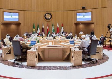 البحرين تدعو السعودية والإمارات لاحتواء أي تباين داخل البيت الخليجي