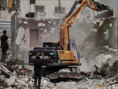 الاحتلال يهدم محال تجارية ويصادر كرافانات عند المدخل الغربي لبلدة السموع