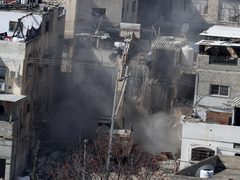 الاحتلال يبدأ بهدم مباني سكنية في مخيم نور شمس