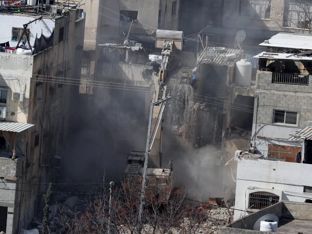 الاحتلال يبدأ بهدم مباني سكنية في مخيم نور شمس