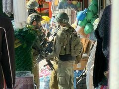 قوات الاحتلال تقتحم وسط الظاهرية جنوب الخليل.