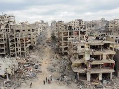 غارات جوية وقصف مدفعي والاحتلال يوقف عمل عشرات المنظمات الإنسانية في قطاع غزة