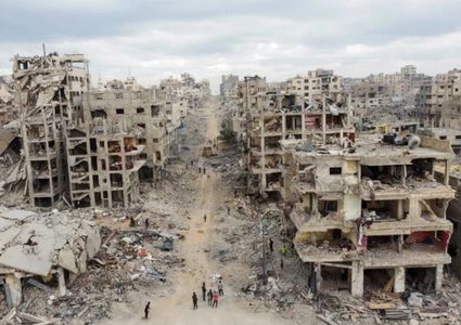 غارات جوية وقصف مدفعي والاحتلال يوقف عمل عشرات المنظمات الإنسانية في قطاع غزة