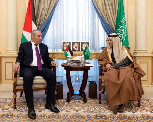 الشيخ يبحث مع بن فرحان مستجدات القضية الفلسطينية ويثمّن المواقف السعودية الداعمة