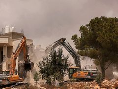 الاحتلال يهدم "فيلاتين" شرق أريحا ويخطر بهدم ثالثة