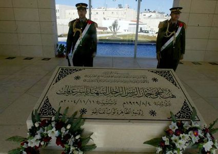 مؤسسة ياسر عرفات تضع إكليلاً من الزهور على ضريح الشهيد أبو عمار