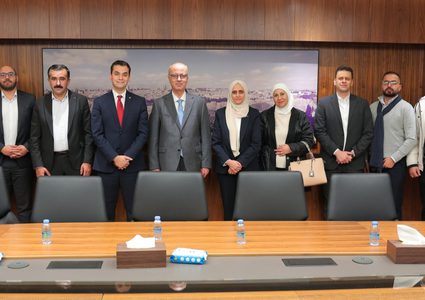 وزير الاتصالات والاقتصاد الرقمي ووفد من الوزارة يزور جامعة النجاح لتعزيز الشراكة