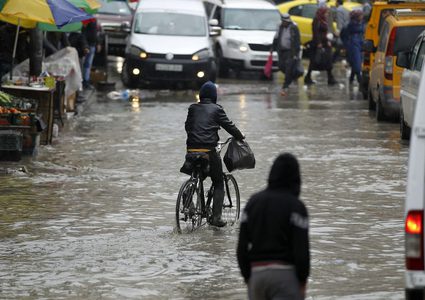 الطقس: أمطار غزيرة وتحذير من السيول والفيضانات