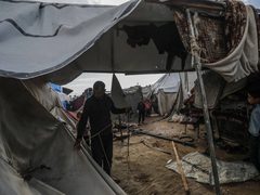 وفاة أم وطفلها حرقا ورضيعة نتيجة البرد في قطاع غزة