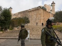 الخارجية تدين قرار الاحتلال بتجريد صلاحيات بلدية الخليل في الحرم الإبراهيمي