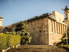 حماس: سحب صلاحيات المسجد الإبراهيمي من بلدية الخليل خطوة تهويدية خطيرة