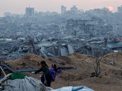 8 دول عربية وإسلامية تحذر من كارثة إنسانية في غزة وتدعو لرفع القيود فوراً