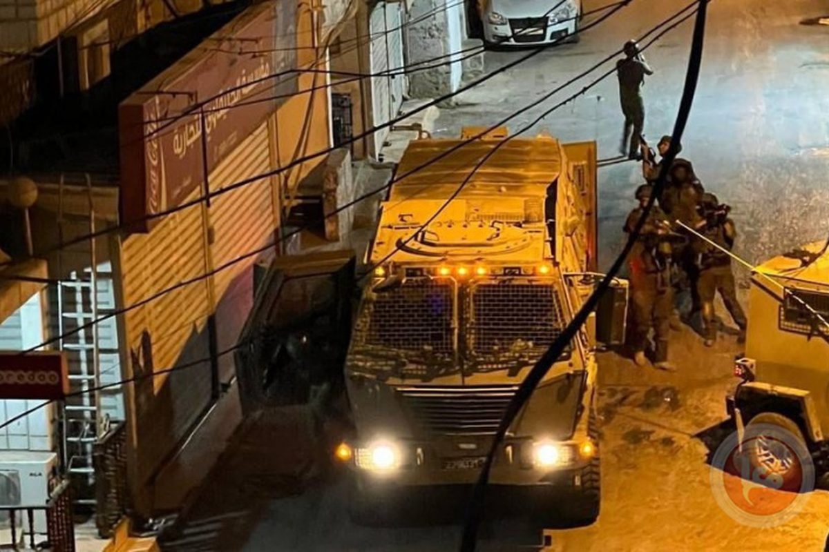 قوات الاحتلال تحتجز مواطنين في بيت عوا وتقتحم مخيم الفوار